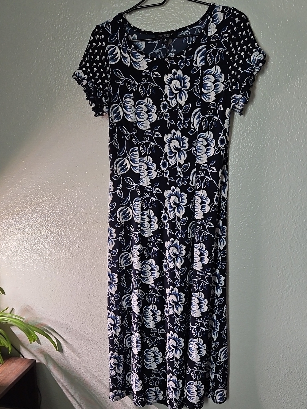 Perceptions Navy White Floral Short Sleeve Midi Dress Size M EUC